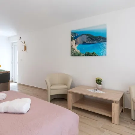And Solis Guest house *